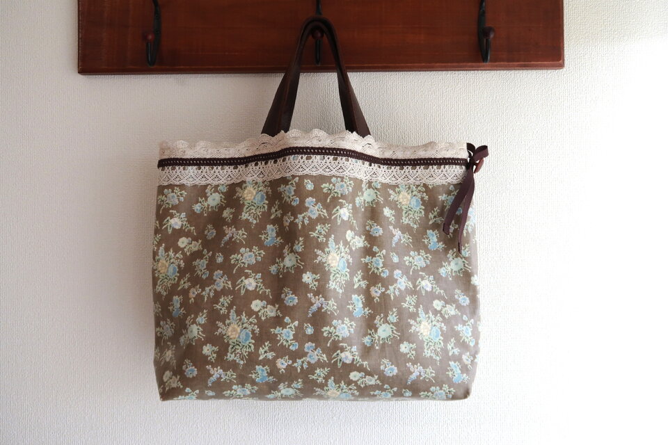 花柄ラミネートのトートバッグ（brown）