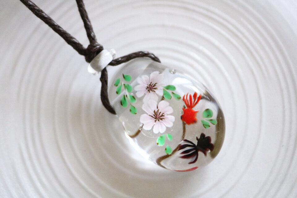 桜と金魚のとんぼ玉ガラスペンダント