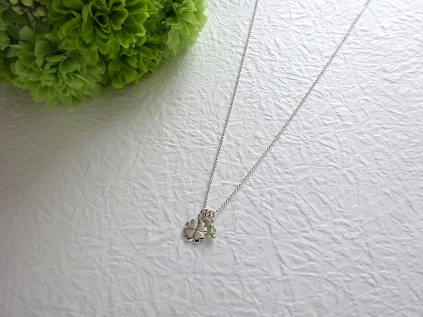 ほほ笑みプチクローバーネックレス2