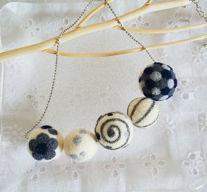 フェルトボールペンダント(blanc 8)