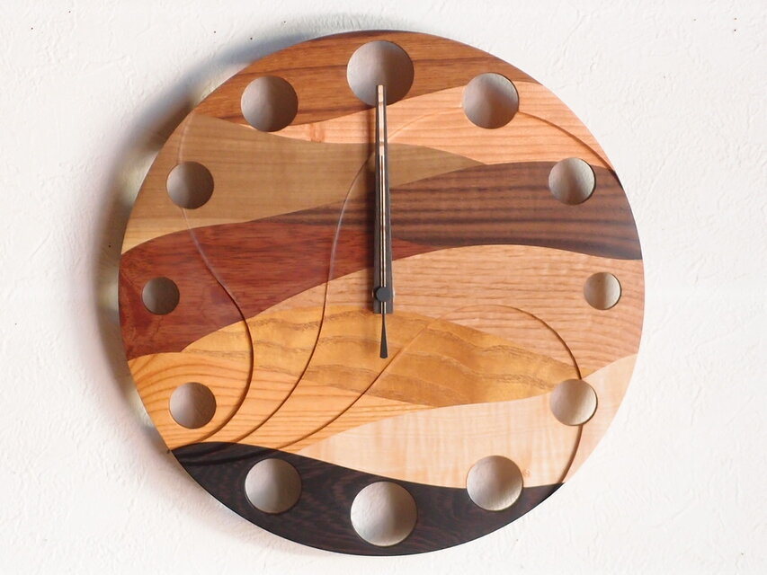 無垢の木の電波掛け時計　ウェーブ　００１９