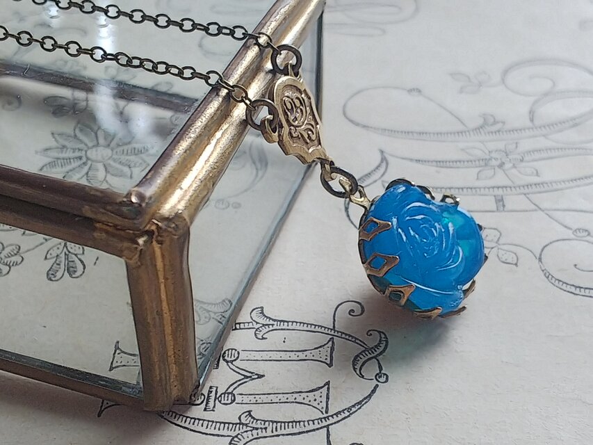 ヴィンテージ　カプリBlue薔薇（15㎜）Classical-Leaf ネックレス