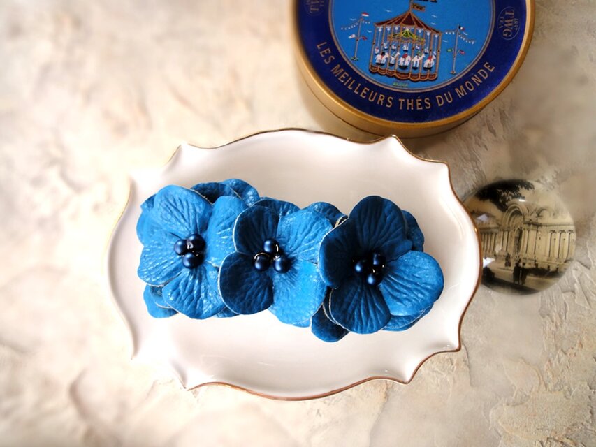 フラワーモチーフのバレッタ □ フェイクレザー BIG FLOWER □ ブルー