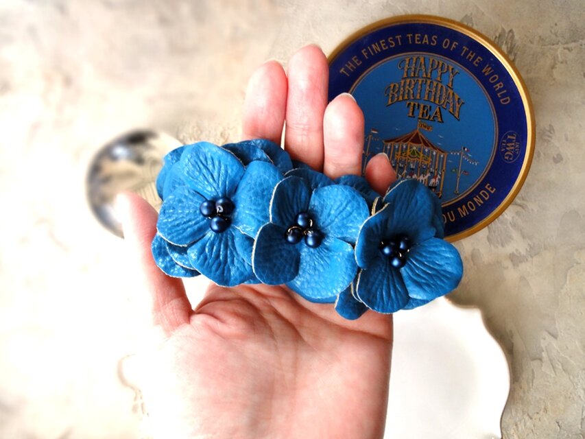 フラワーモチーフのバレッタ □ フェイクレザー BIG FLOWER □ ブルー