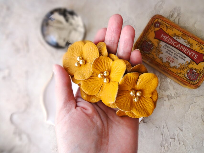 フラワーモチーフのバレッタ □ フェイクレザー BIG FLOWER