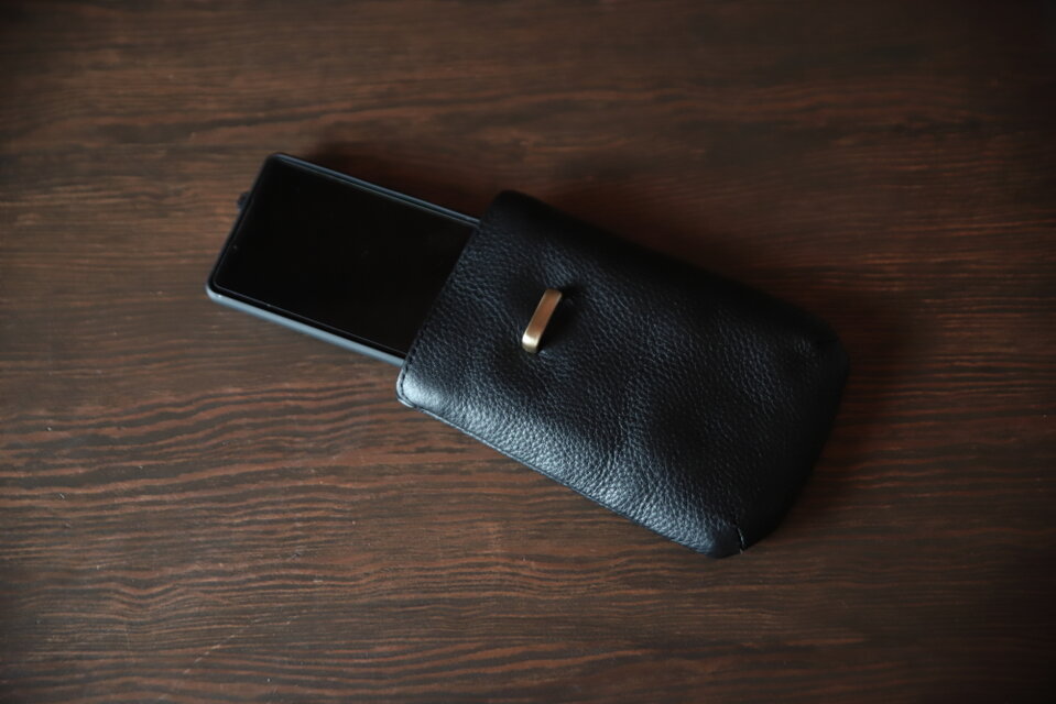 すっきりマチで使いやすいスマホケース 　ブラック 本革 aw-26op