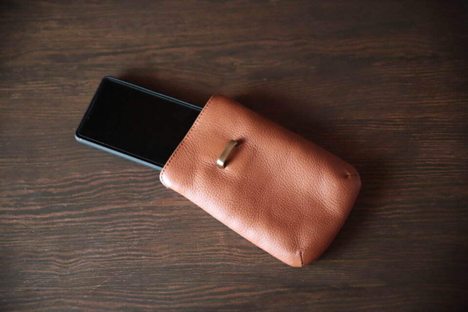 すっきりマチで使いやすいスマホケース 　キャメル　 本革 aw-26op