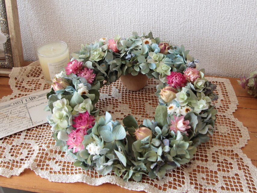 秋色紫陽花とヘリクリサムのリース | iichi 日々の暮らしを心地よく