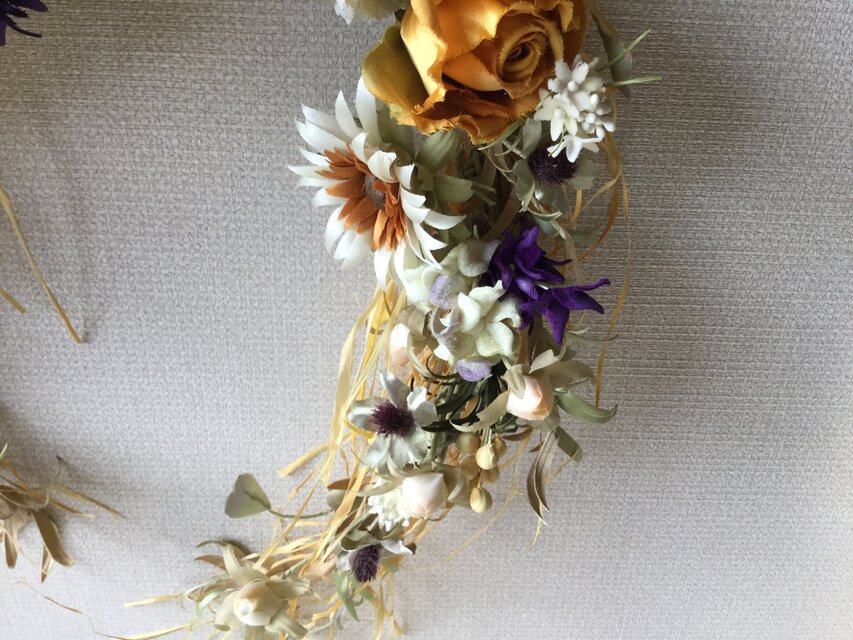 布花ラフィア付き黄色薔薇リース | iichi 日々の暮らしを心地よくする