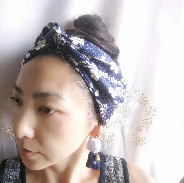 ヴィンテージきもの生地　ヘアアクセサリー　☆紺ベース白花　ワイヤー入りターバン　