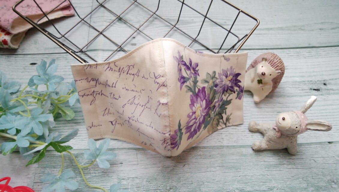 「再販」✴送料無料✴紫のお花と英字がとても素敵な大人可愛いマスクです✴