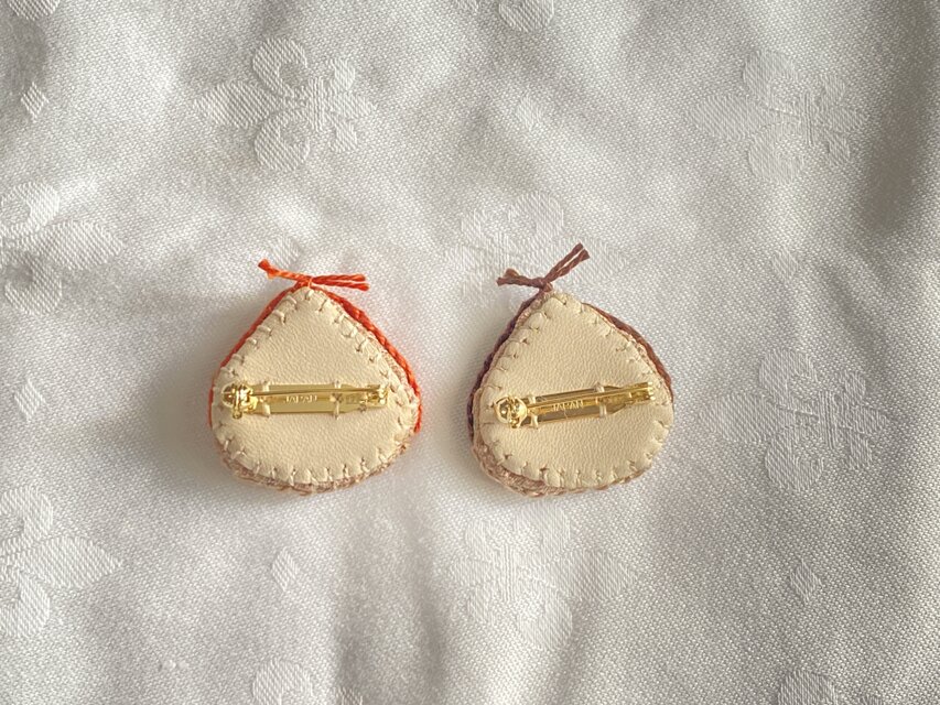 ちぃさま専用です。アルベロベロ☆ボタンがブローチのようなステキな刺繍のロングジレ 栗のブローチ(2個組) | iichi 日々の暮らしを心地よくするハンドメイド