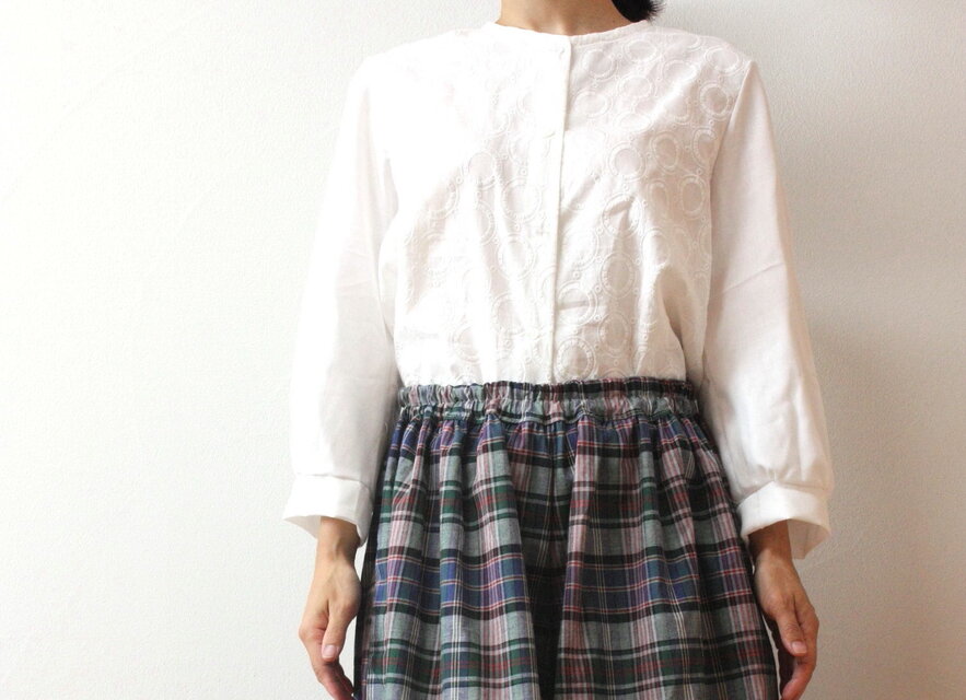 刺繍の白いブラウス