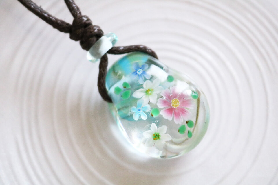 コスモス・タマスダレ・ブルースターのとんぼ玉ガラスペンダント