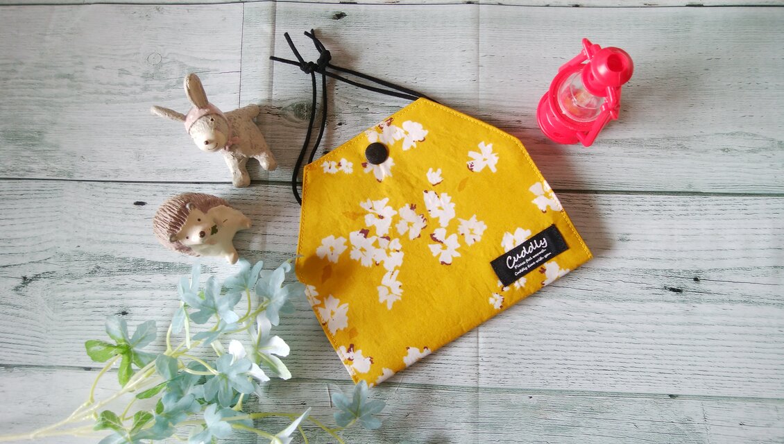 送料無料✴USAコットン使用✴カラシ色に黒のタグとスナップが映えるオシャレなマスクケースです✴