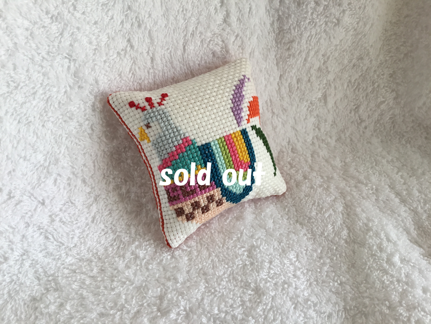 クロスステッチのピンクッション～カラフルバード・アイボリー～