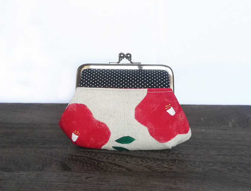 ★お財布サイズ★つばき咲く　ポケット付きがま口