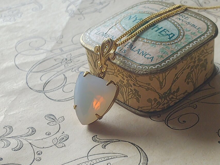 ヴィンテージ　White-Opal ／ Shield（盾）エレガントネックレス