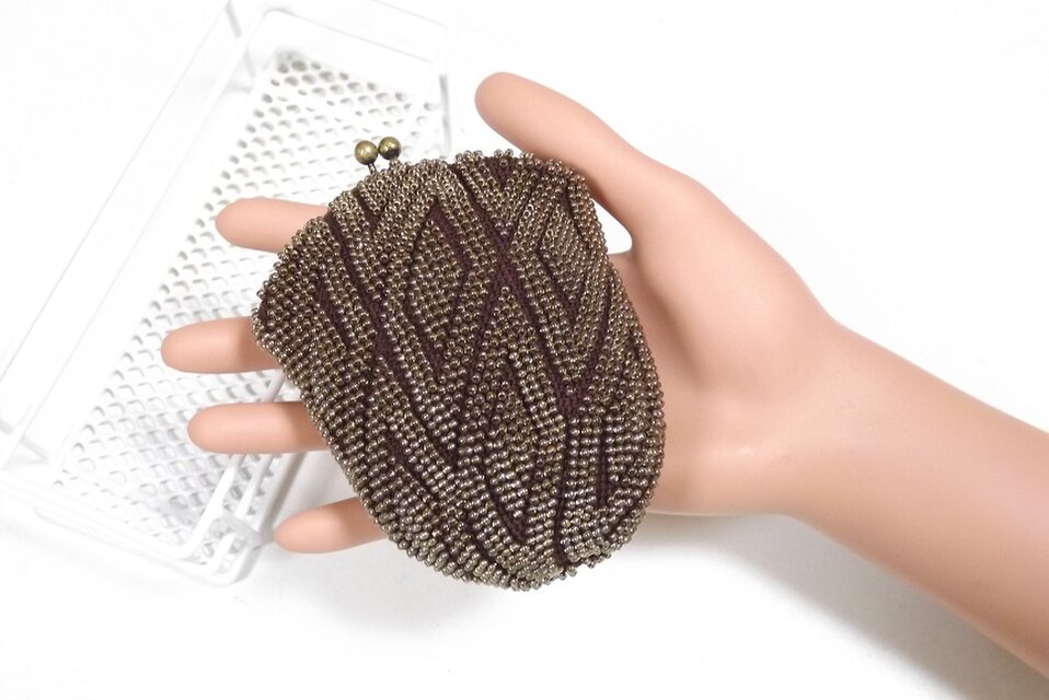 Wダイヤ柄ビーズ鉤針編みポーチ（吊るし柿型）