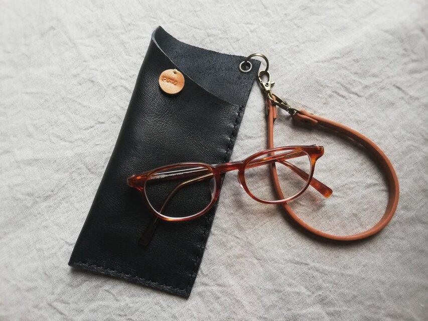 メガネホルダー　ブラック　オイルワックスレザー