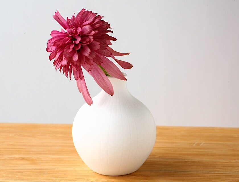 白い磁器の丸い一輪挿し