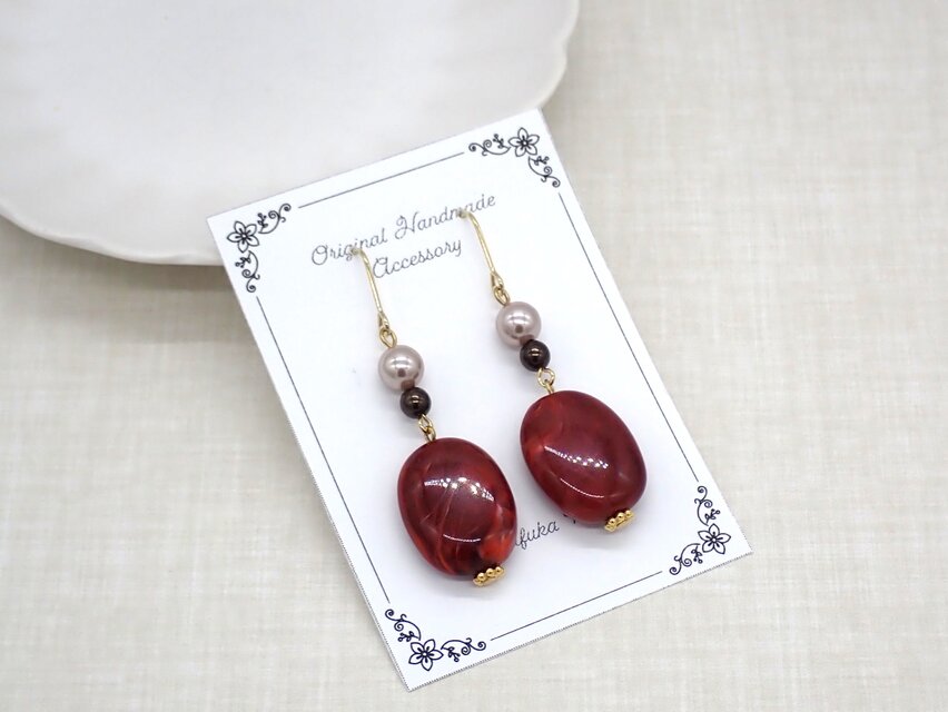 オーバルビーズのボルドーカラーピアス／イヤリング