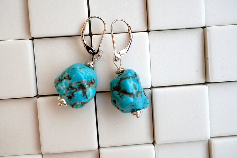 大粒ターコイズのレバーバックピアス