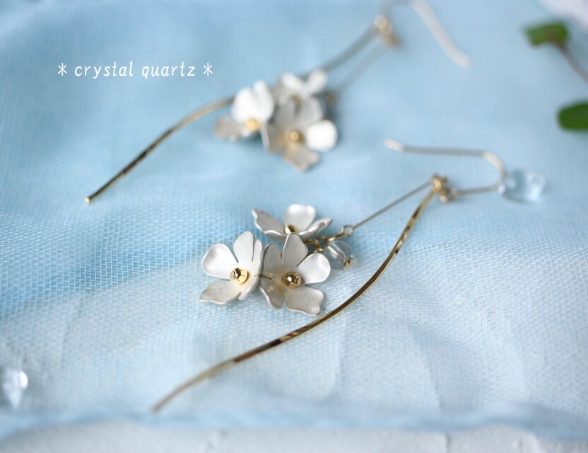 14ｋｇｆ＊可憐な白銀色の小花と露玉クォーツのフェミニンピアス