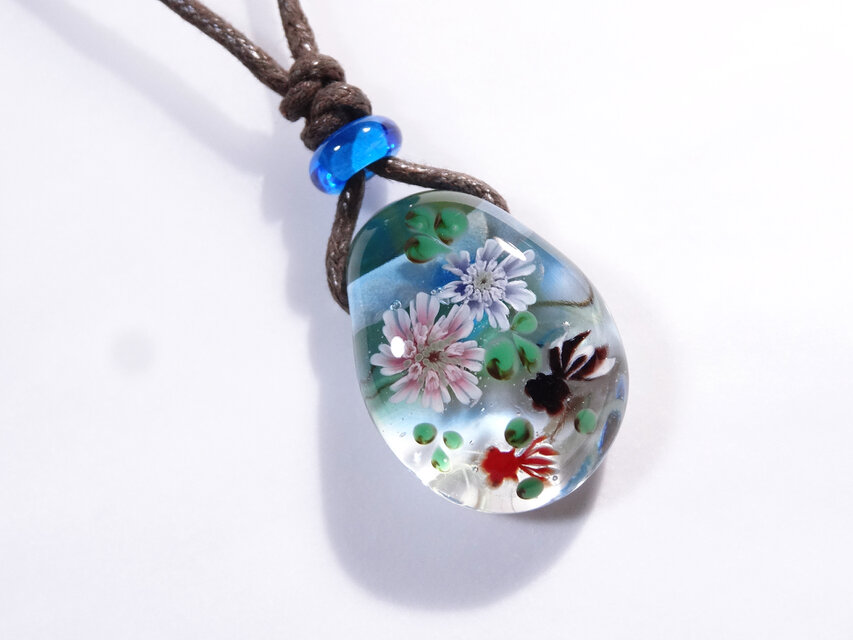 スカビオサと金魚のとんぼ玉ガラスペンダント