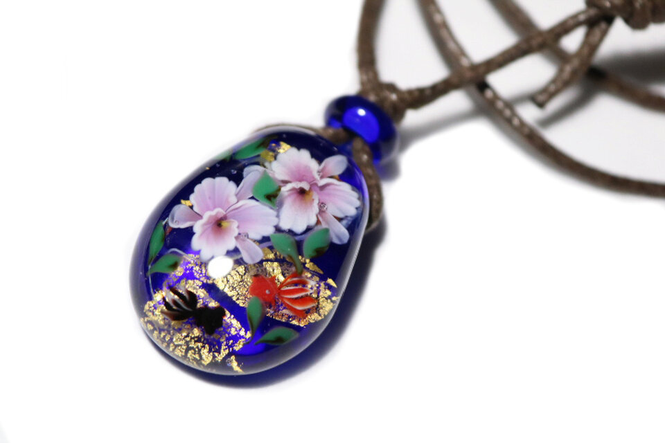 カトレアと金魚のとんぼ玉ガラスペンダント　金箔入り