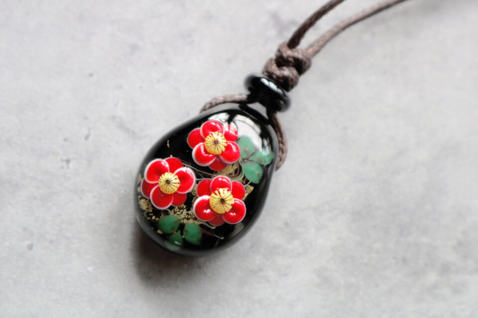 椿のとんぼ玉ガラスペンダント　金箔入り