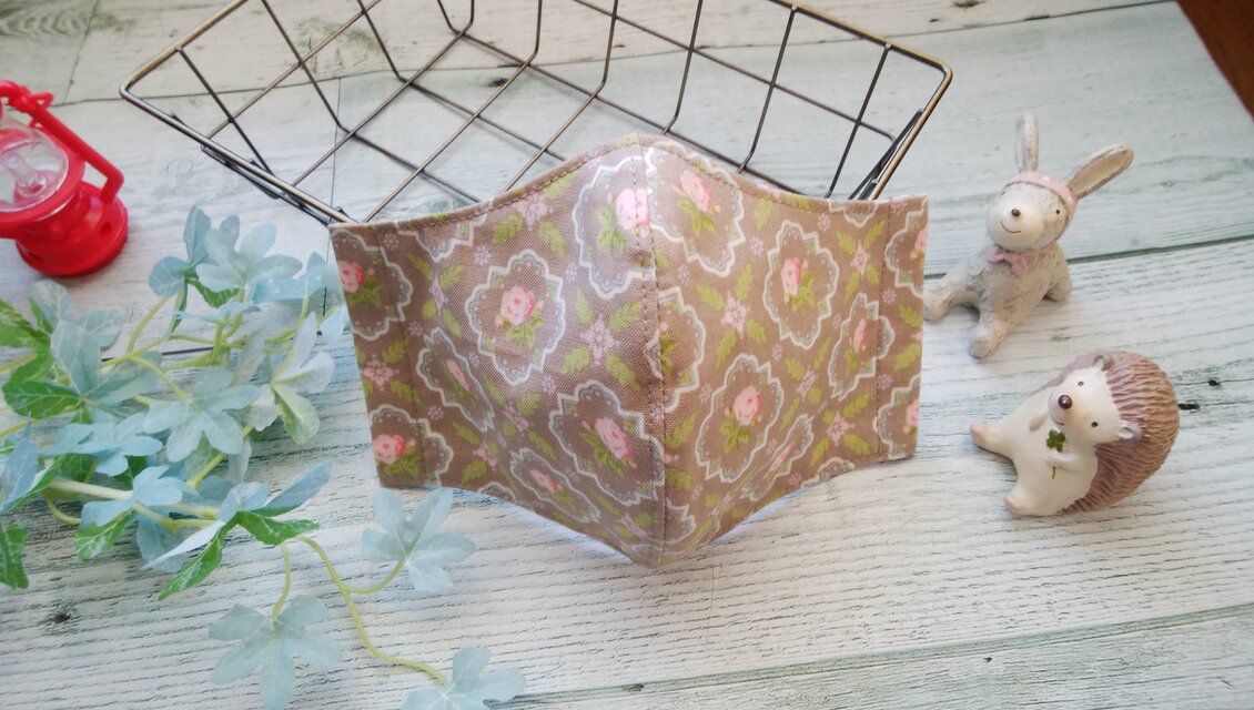 送料無料✴優しい雰囲気のカフェモカ色にピンクの花柄が大人可愛いマスクです✴