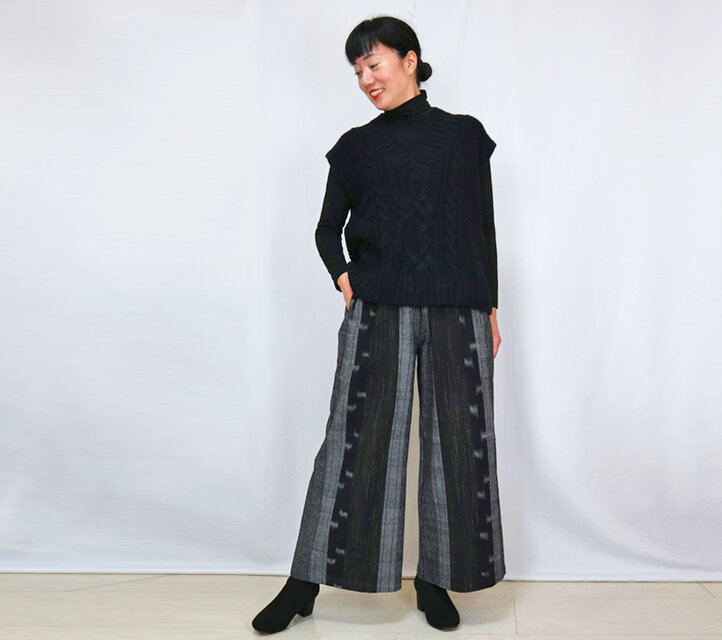すっきり脚長シルエット、手織り綿絣のロングパンツ、ブラックXグレー
