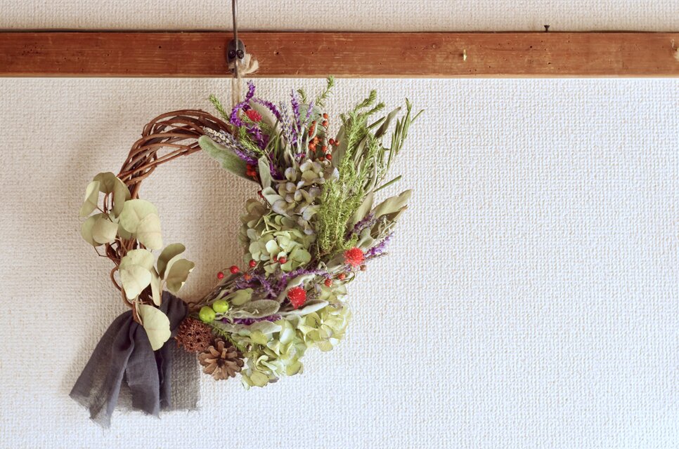 紫陽花と野バラの実とアメジストセージの存在感のある、木の実のついたドライフラワー・リース☆