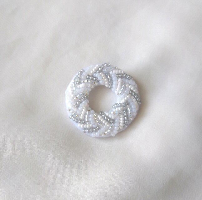 リース　白　ブローチ