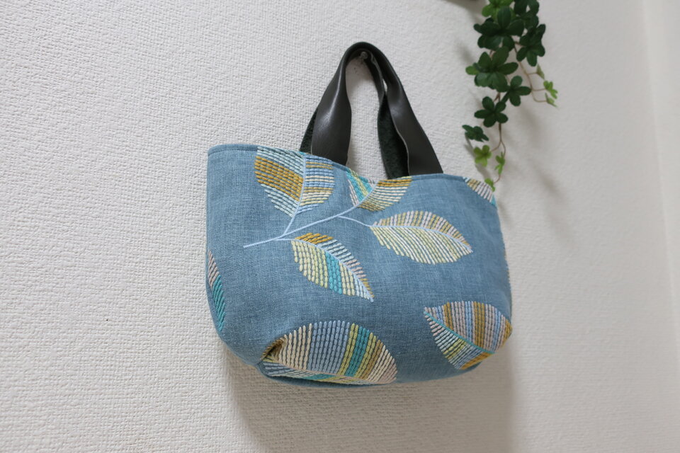 ぷっくりイギリス手差し風刺繍ハーフコットントートバック