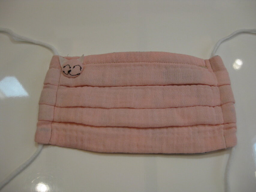 無地プリーツマスク（ノーズワイヤー入り、猫付き）