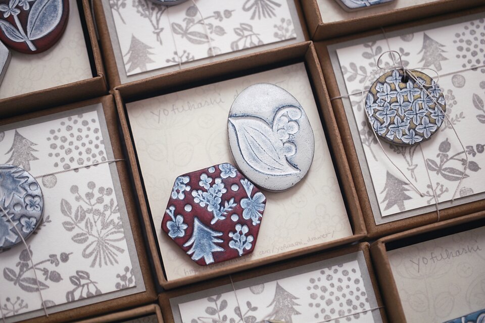 【全4種・クリスマスコフレ】: : : 陶土の草花ブローチ : : : 466