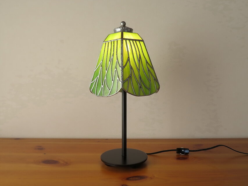 しだれ桜・新緑のグリーン（桜の木々）・ステンドグラスランプ