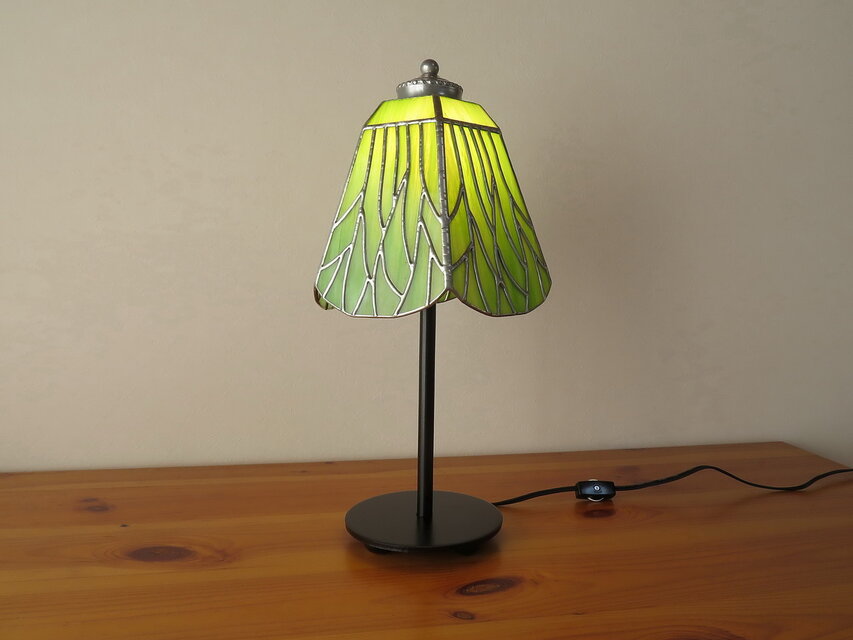 しだれ桜・新緑のグリーン（桜の木々）・ステンドグラスランプ