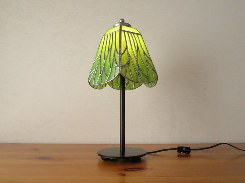 しだれ桜・新緑のグリーン（桜の木々）・ステンドグラスランプ