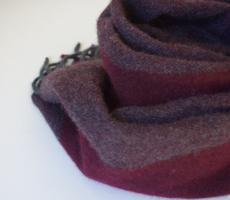 手織りカシミアマフラー・・ボルドーのワンストライプ