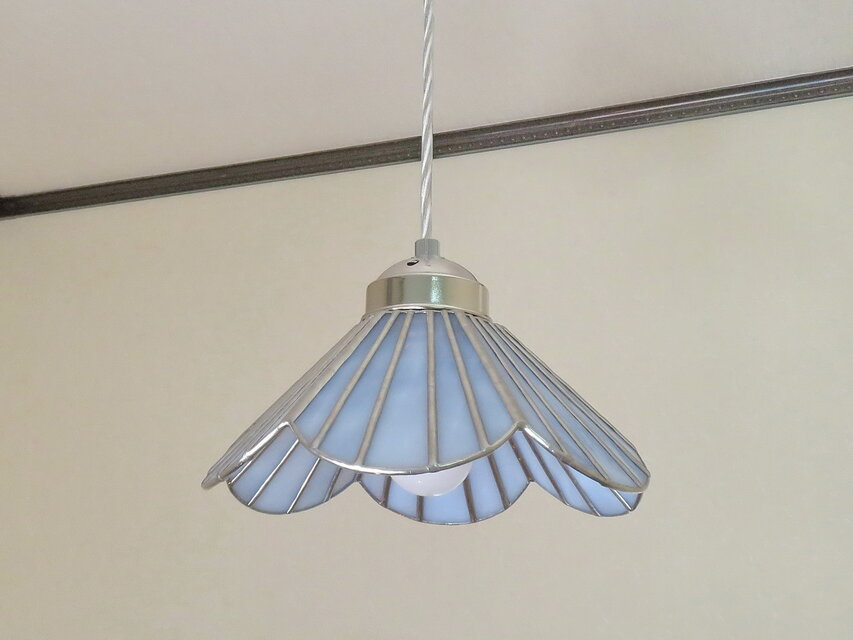 ブルーホワイトのお花（ステンドグラスペンダントライト）吊り下げガラス照明・  M～Lサイズ（コード長さ選択できます）