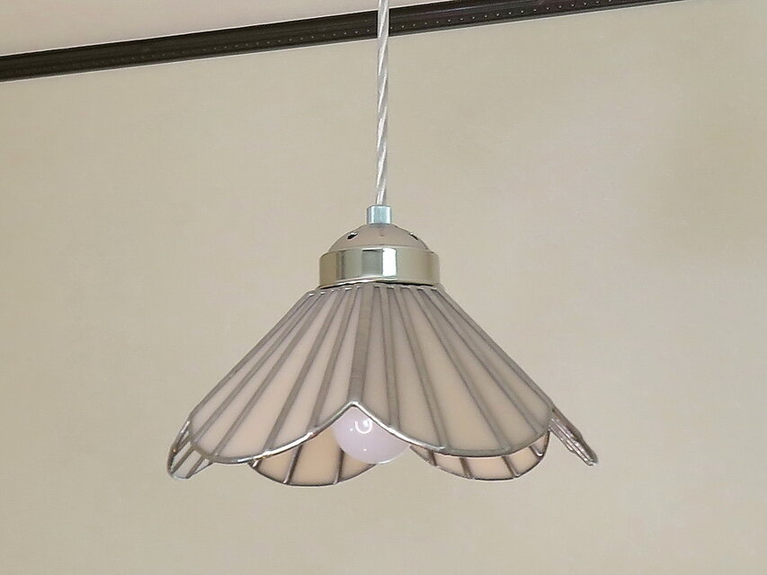 ペールピンクのお花（ステンドグラスペンダントライト）吊り下げガラス照明・ M～Lサイズ（コード長さ選択できます）