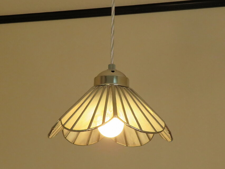 シャンパンピンクのお花（ステンドグラスペンダントライト）吊り下げガラス照明・ M～Lサイズ（コード長さ選択できます）