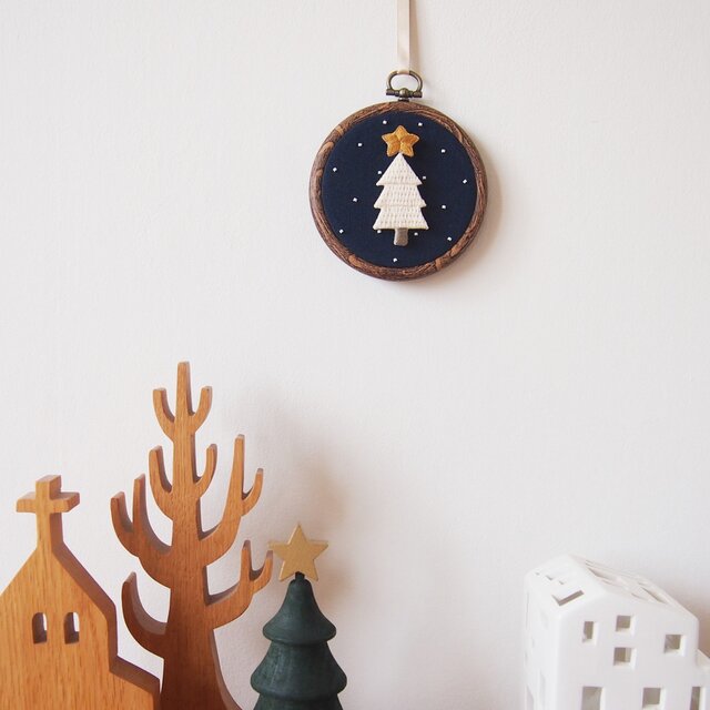 ［在庫1点あり・即発送可］もみの木ブローチと星ブローチの刺繍クリスマスオーナメント（trois）