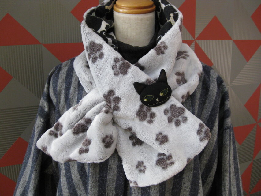 肉球マフラー（ブローチ付き）