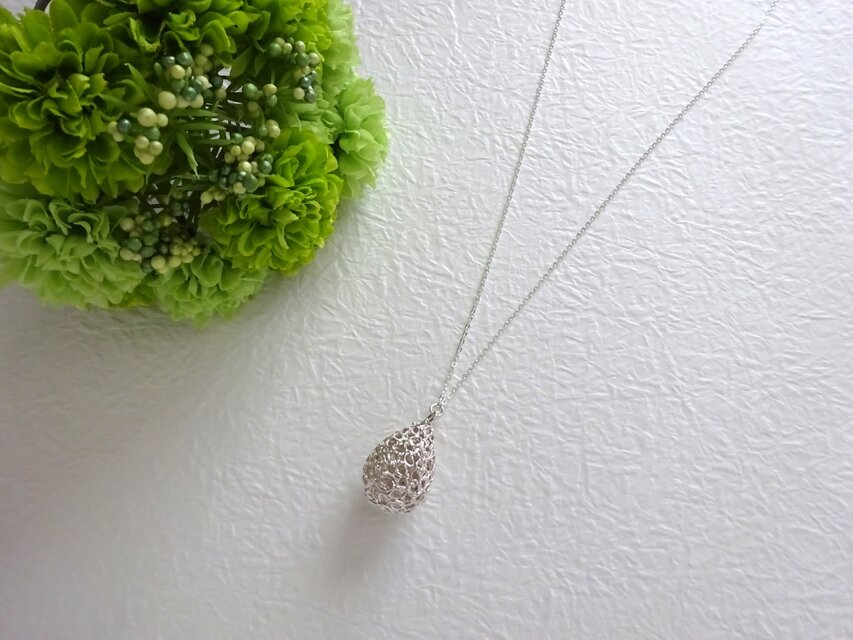 ぷっくり木の実のネックレス