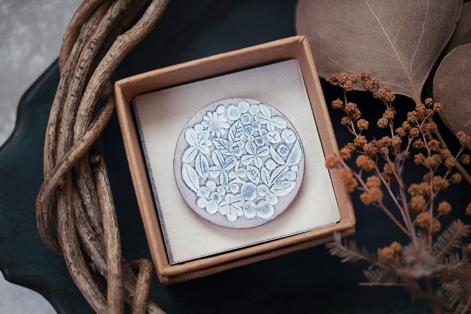 : : : 陶土の草花ブローチ : : : 477（ヘアゴム変更可）