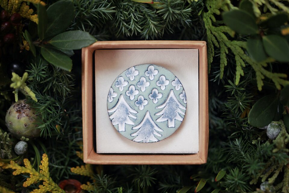 : : : 陶土の草花ブローチ : : : 478（ヘアゴム変更可）